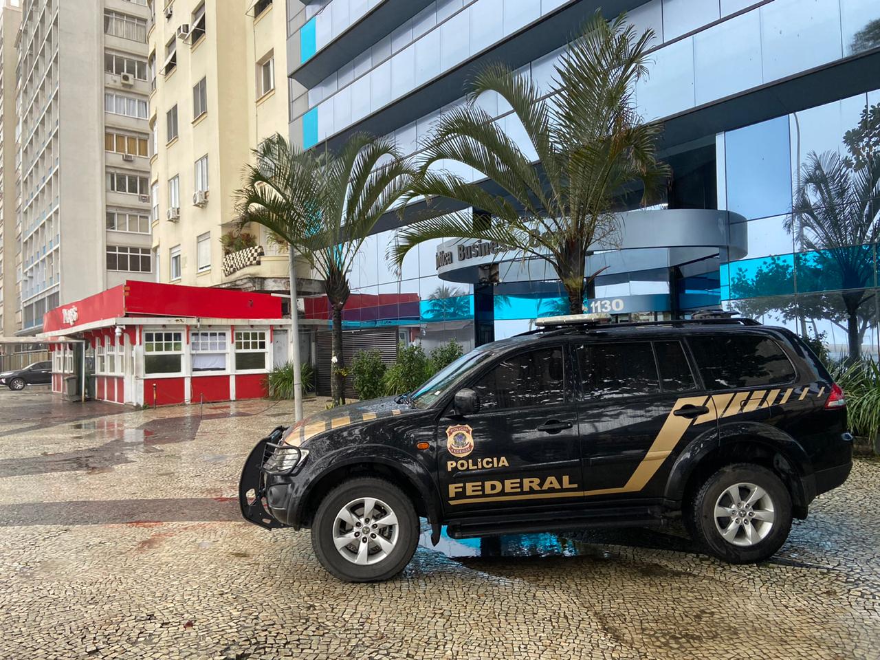 Policiais cumprem mandado de busca e apreensão em endereço em Copacabana