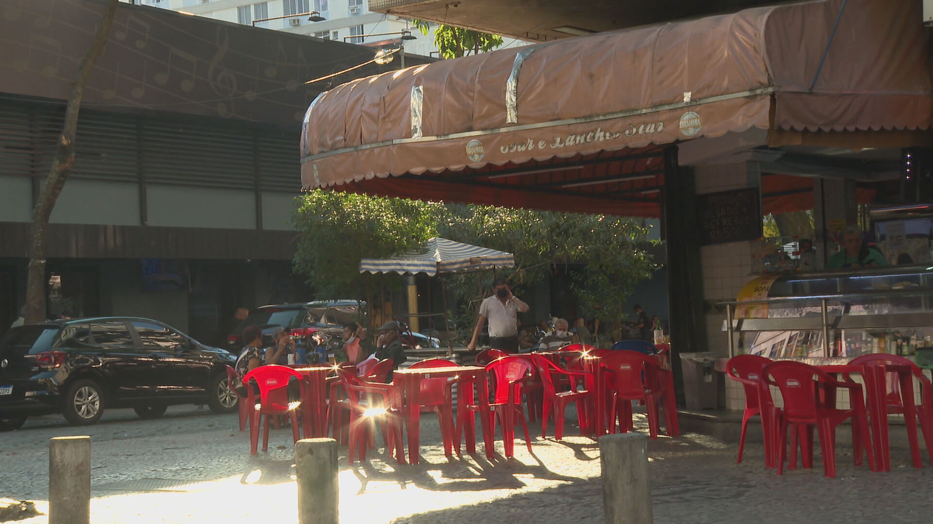 Estabelecimento com mesas vazias após reabertura no Rio de Janeiro