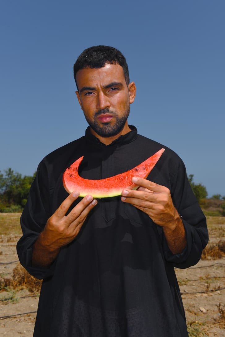 Obra "Nike, please call me", do fotógrafo Mous Lamrabat