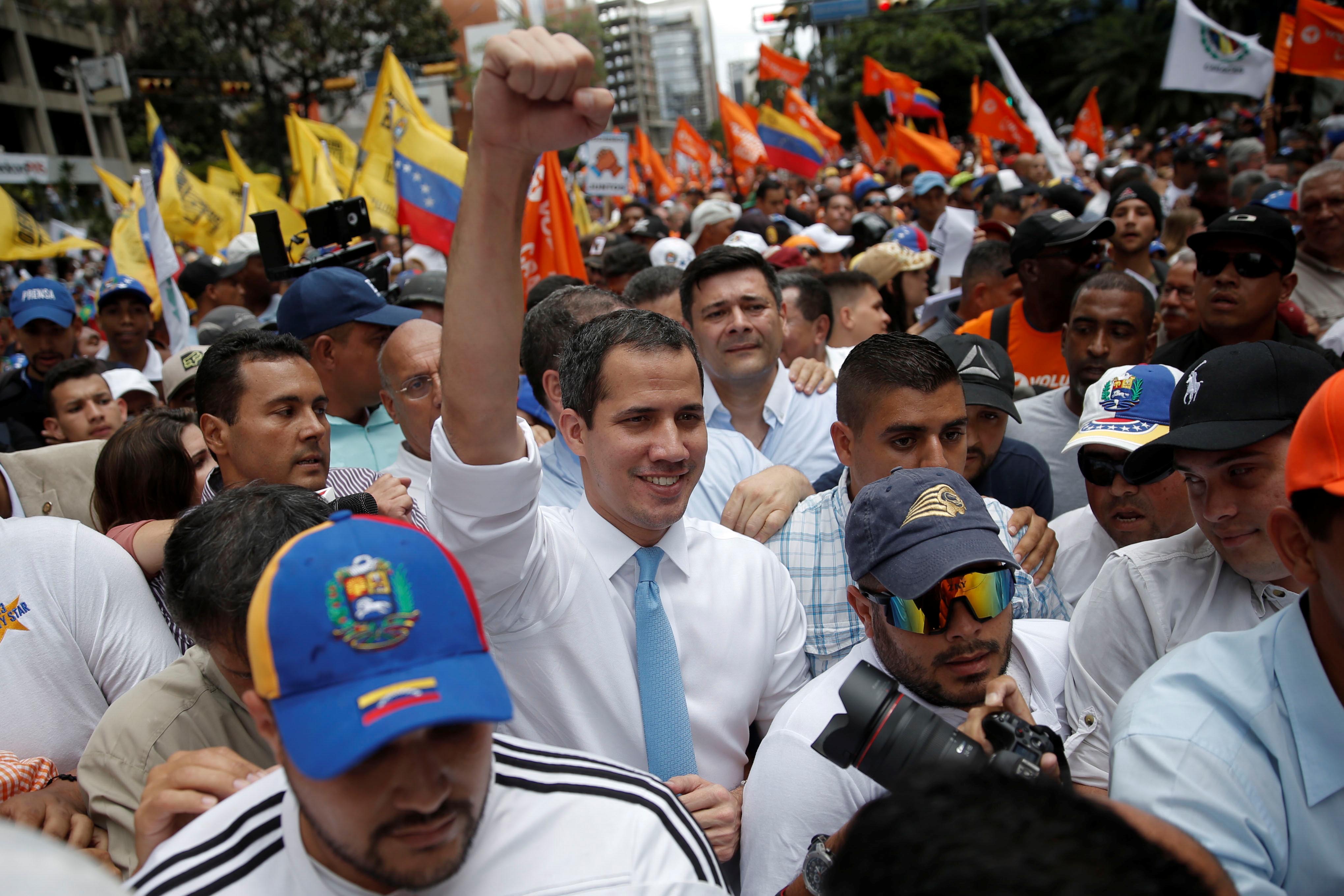 Manifestantes fazem passeata com Guaidó em Caracas