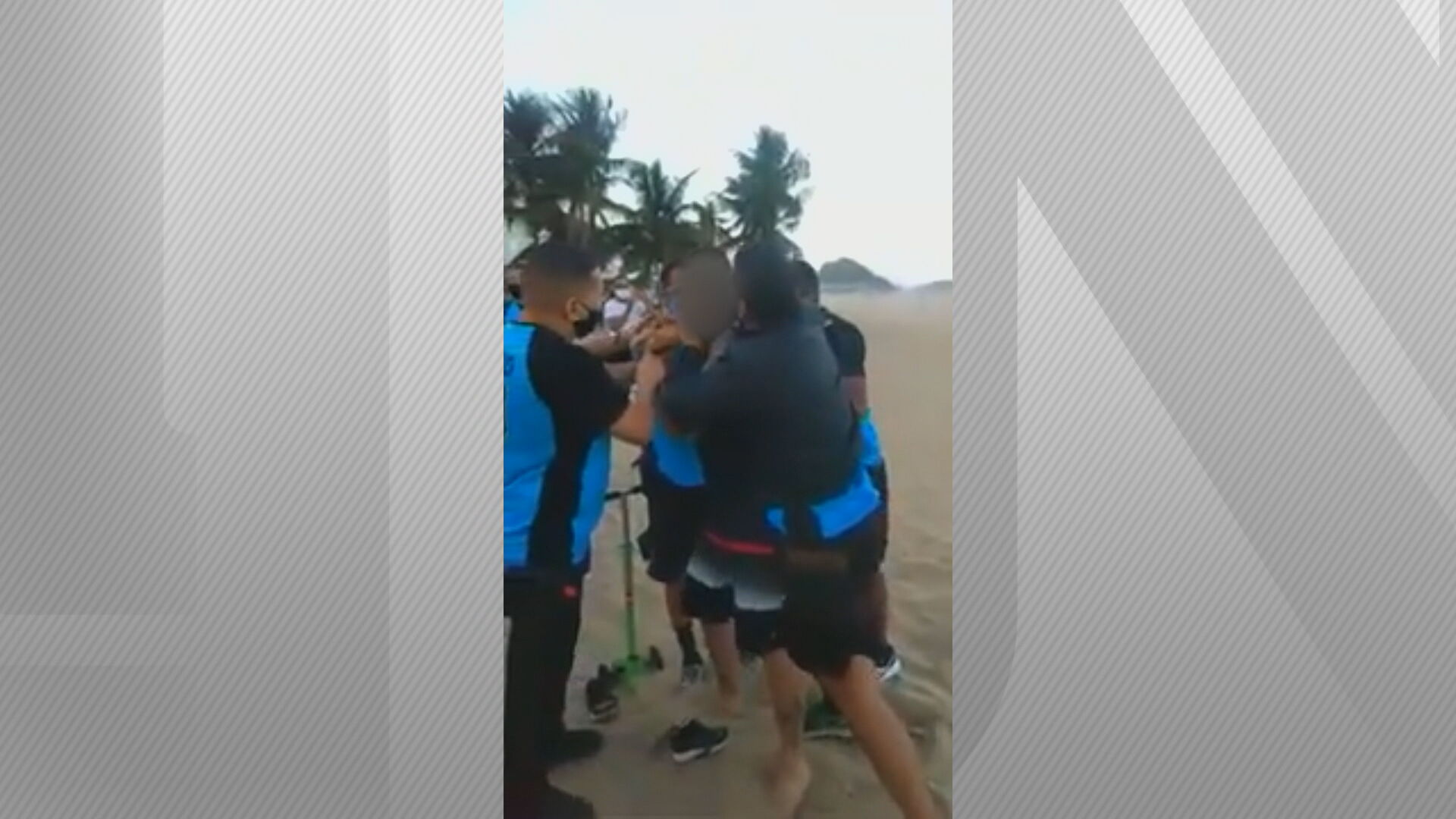 Homem sem máscara é imobilizado com arma de choque em praia no Rio de Janeiro