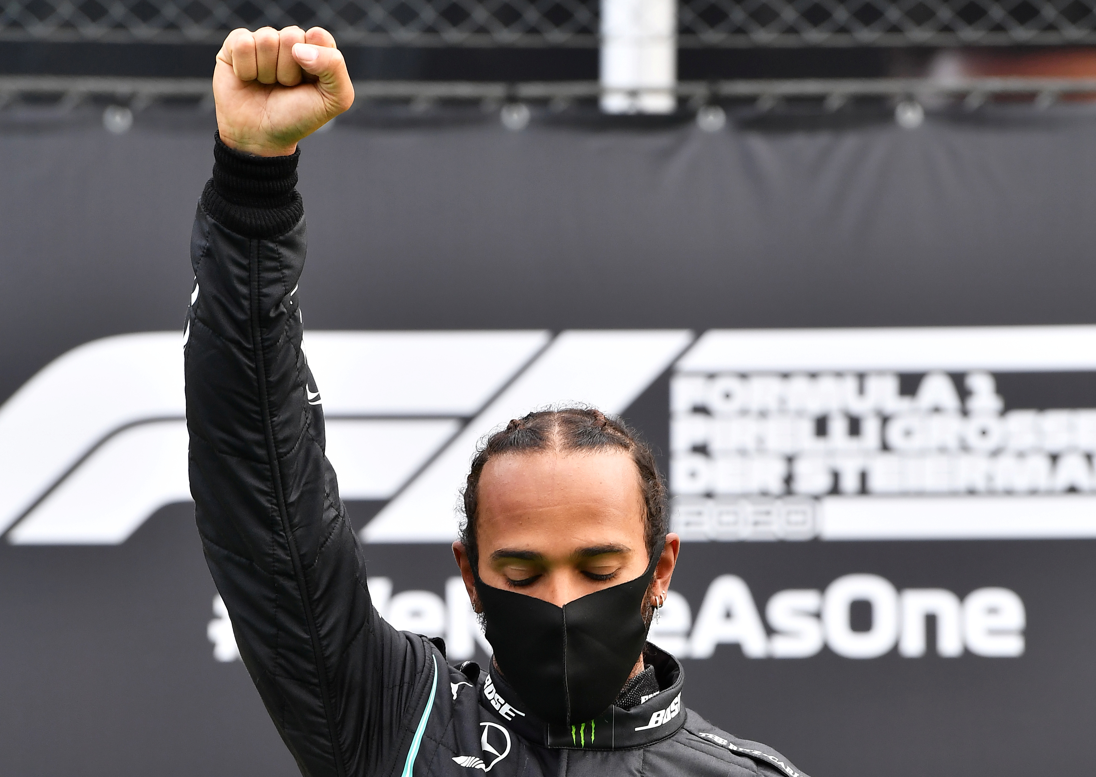 Lewis Hamilton ergue punho no pódio do Grande Prêmio de Estíria, na Áustria
