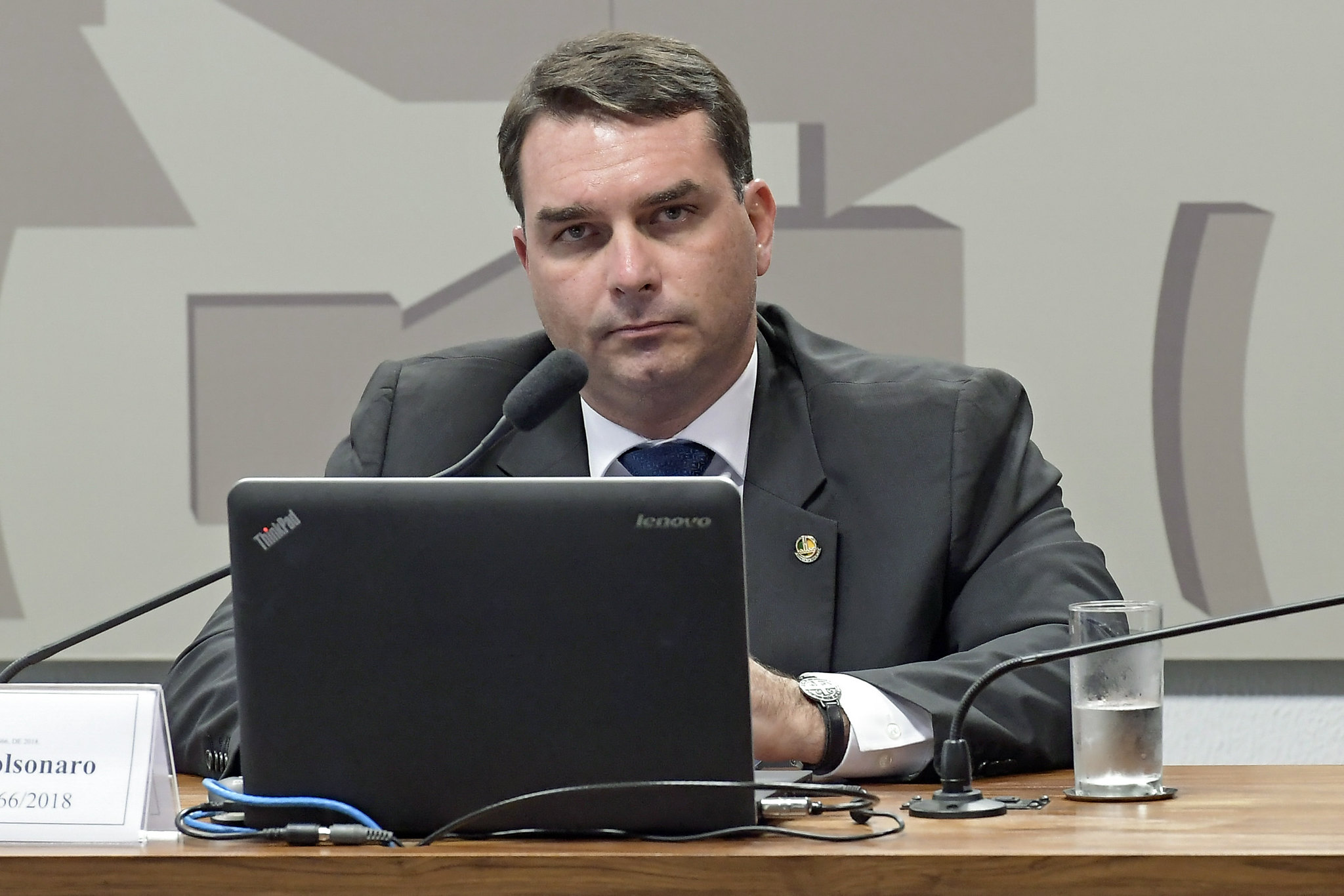 O senador Flávio Bolsonaro durante sessão de comissão mista 