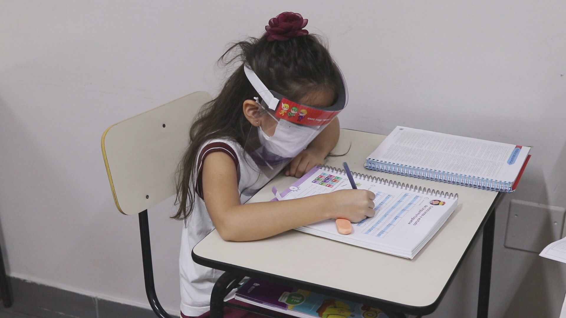 Criança em escola particular de Manaus: máscara e escudo facial se tornaram iten