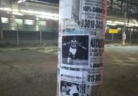 Cartazes com foto do ex-centroavante Evair foram colados nos arredores da Arena