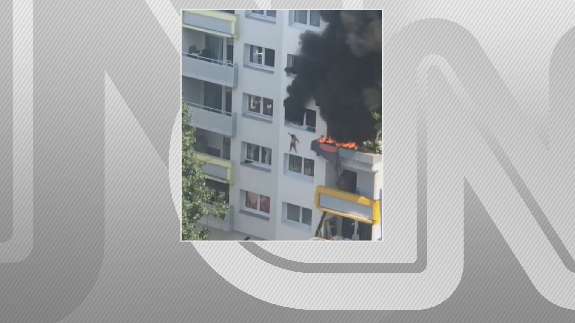 Momento em que uma das crianças pula de um prédio no sudeste da França