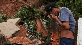 Ainda há outras 36 pessoas desaparecidas, de acordo com a Defesa Civil paulista; há mais de 500 desabrigados em Santos e no Guarujá