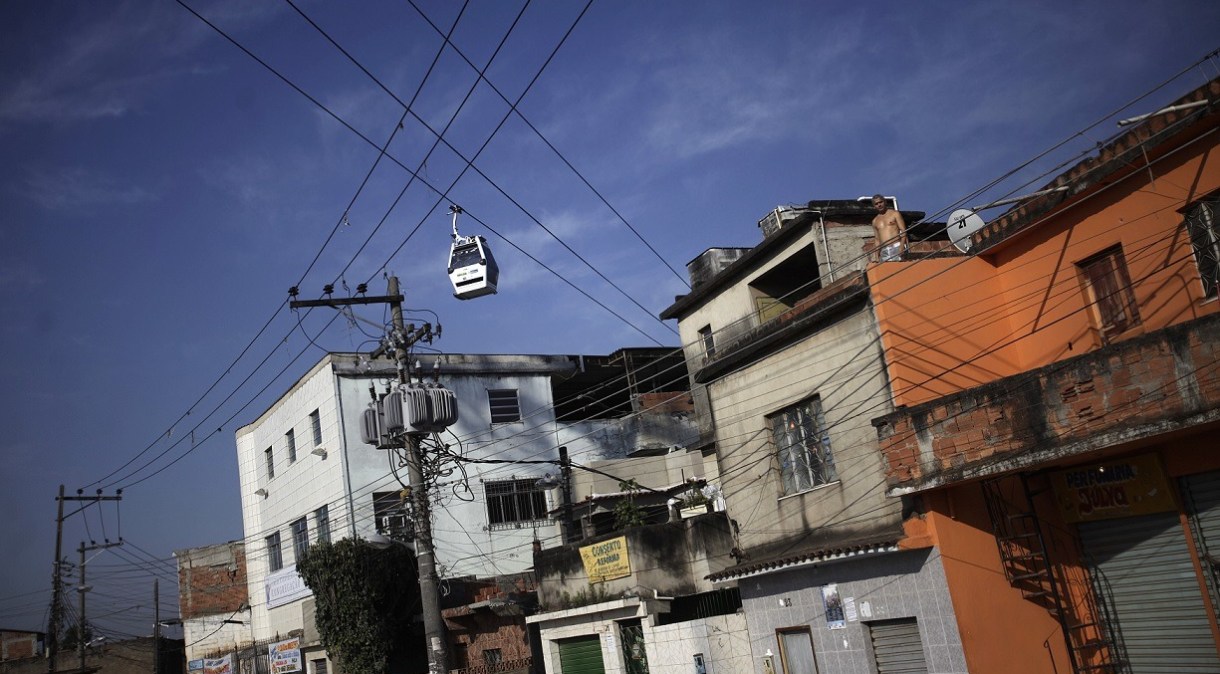 Cabos de distribuição de energia no Complexo do Alemão, no Rio de Janeiro 28/10/2011