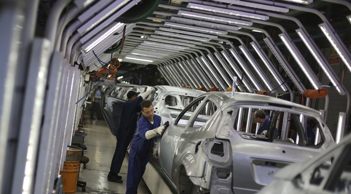 Trabalhadores em linha de montagem de fábrica de automóveis em São Bernardo do Campo (SP). 13/08/2013. REUTERS/Nacho Doce