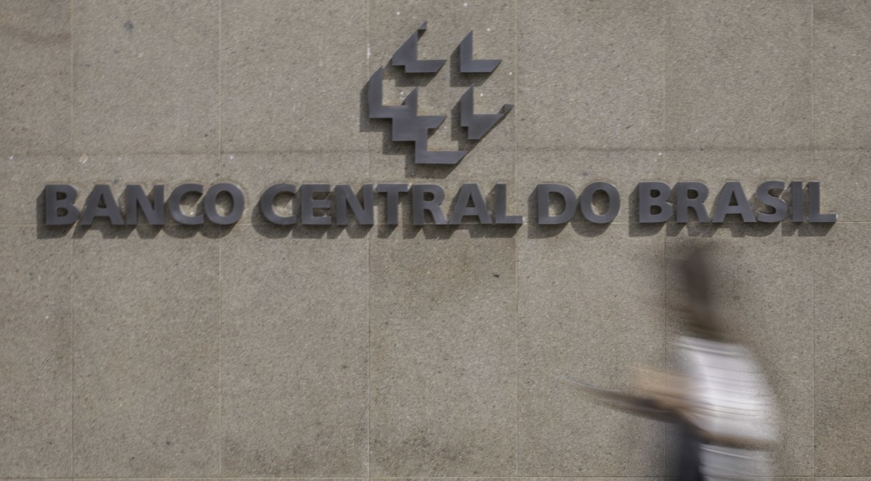 DF - BANCO/CENTRAL - ECONOMIA - Movimentação de pessoas em edifício sede do Banco Central em Brasília na manhã desta segunda-feira (16). É esperada nova reunião no banco em seguida às decisões do FED de cortar os juros americanos no domingo. 16/03/2020 - 