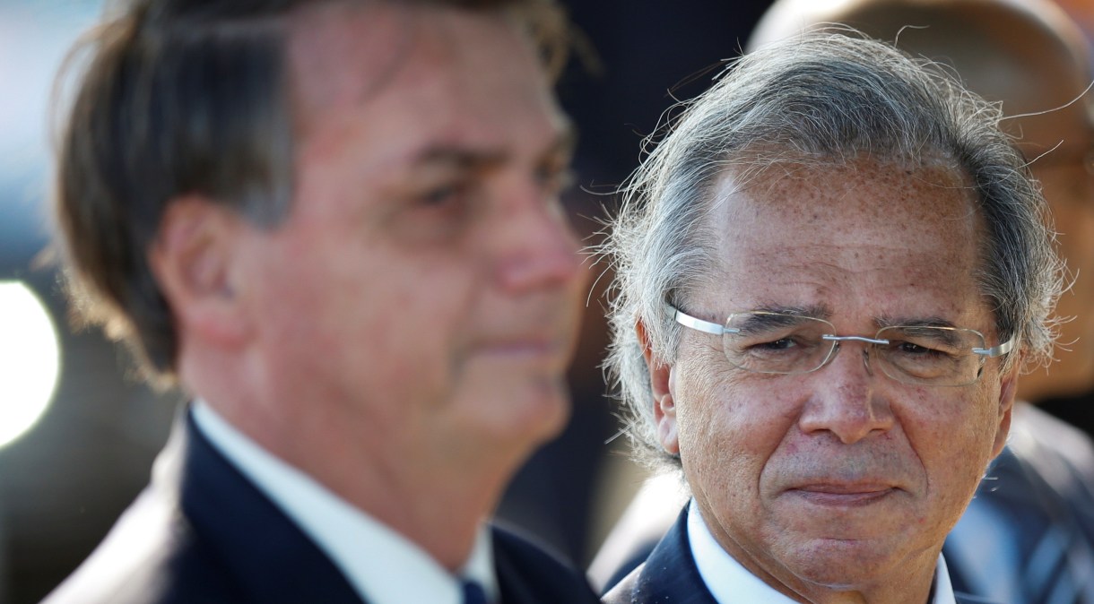 Presidente Jair Bolsonaro e ministro da Economia, Paulo Guedes, em frente ao Palácio da Alvorada27/04/2020 REUTERS/Ueslei Marcelino