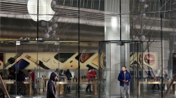 A Apple planejava reabrir cerca de 100 lojas nos EUA no final de maio, a maioria apenas com retirada de produtos, mas algumas abrindo integralmente