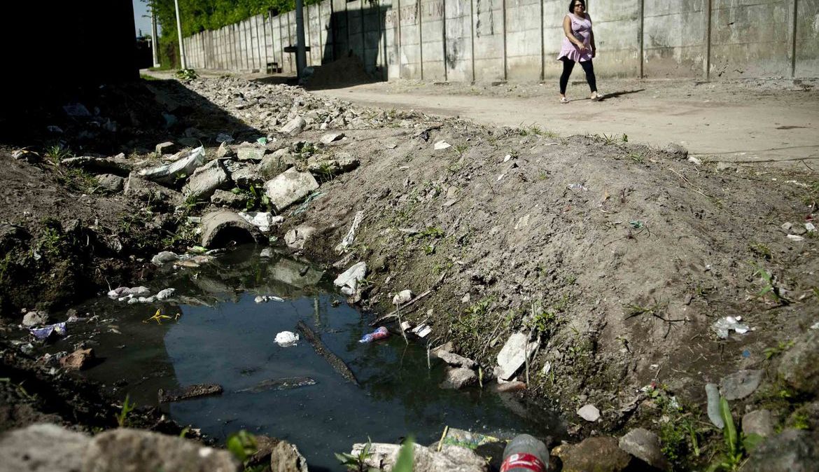 Segundo dados do Atlas Esgotos: Despoluição de Bacias Hidrográficas, 45% da população brasileira ainda não têm acesso a serviço adequado de esgoto