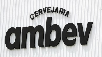 No segundo trimestre, a receita líquida encolheu 4,4% ano a ano, para R$ 11,6 bilhões, enquanto os volumes caíram 9,2% para 33,5 milhões de hectolitros