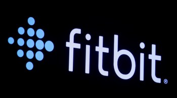 Gigante da tecnologia fez oferta de US$ 2 bilhões para adquirir a Fitbit. União Europeia se preocupa com o uso de dados da empresa de dispositivos fitness