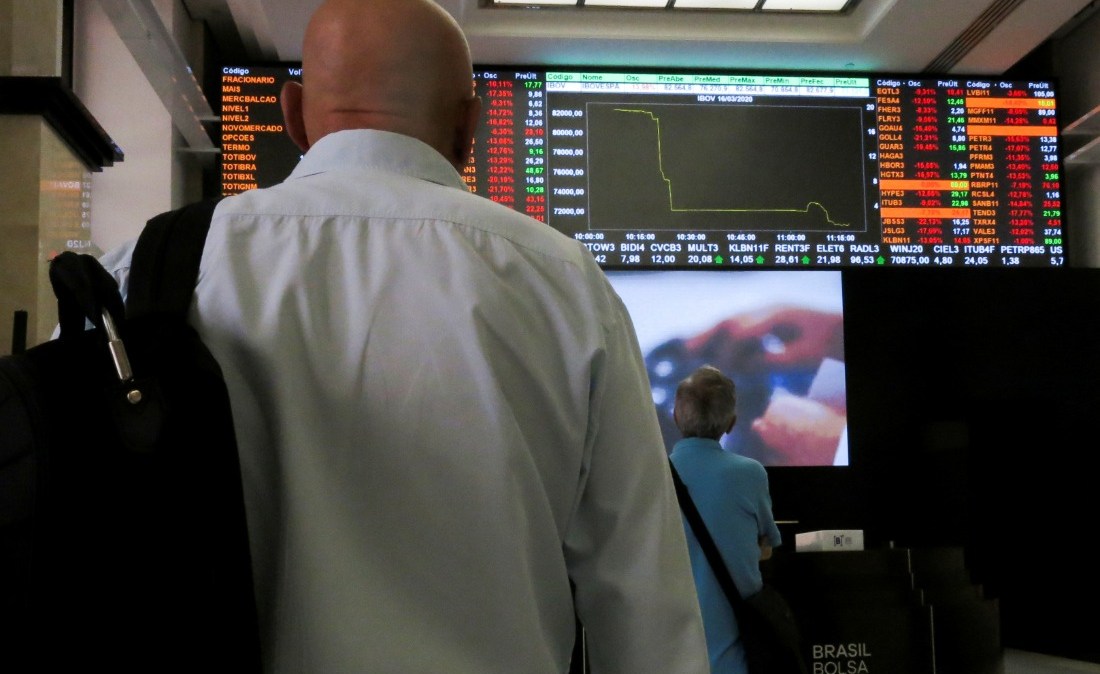 Homens na bolsa de valores de São Paulo: preço inicial das ações da Quero-Quero ficará entre R$ 11,30 e R$ 14