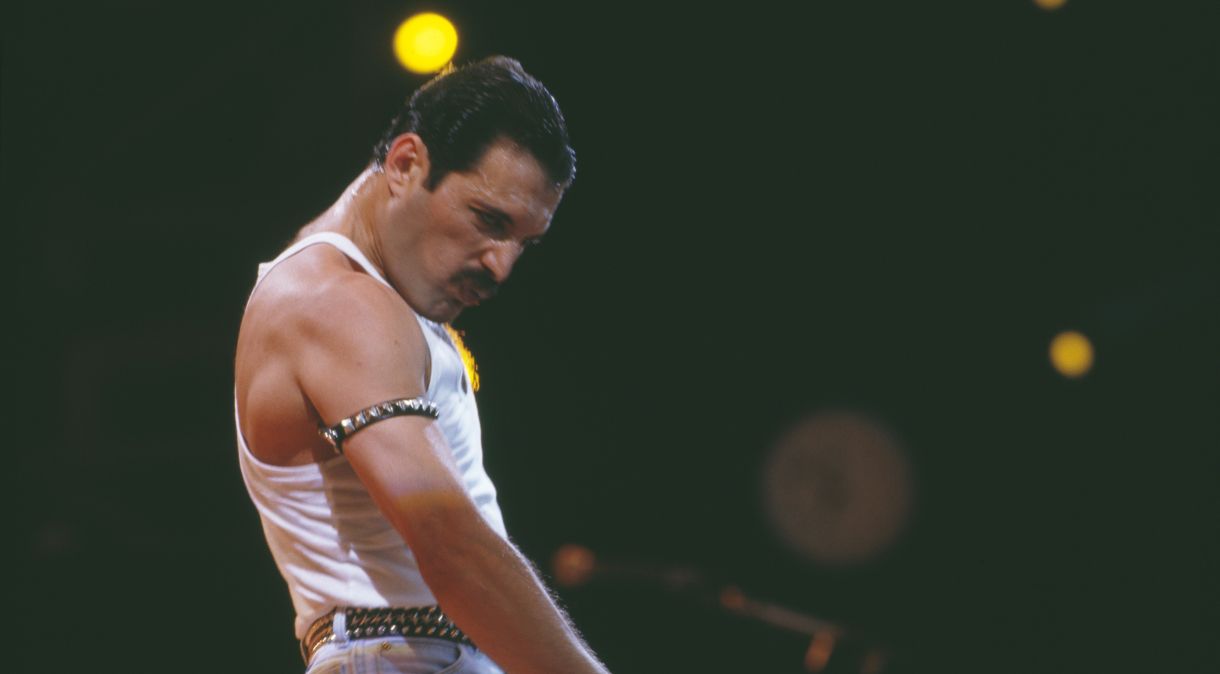 Cantor Freddie Mercury em show do Queen no estádio do Wembley, em Londres, no festival "Live Aid", em 13 de julho de 1985.