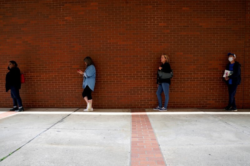 Pessoas em fila para pedido de auxílio-desemprego em Fort Smith, Arkansas