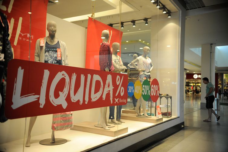 Vitrine de loja de roupas em shopping: padrão de vida do brasileiro deve cair mais de 6,5% em 2020