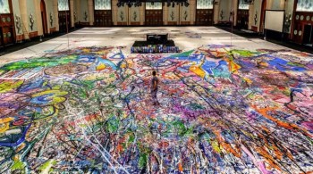 Depois de concluída – o que deve acontecer em setembro –, a obra de arte de 1.980 metros quadrados será dividida em painéis, que serão leiloados