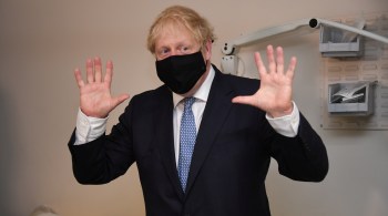 "Nossa avaliação é que agora deveríamos pisar no pedal do freio para manter o vírus sob controle", disse o premiê Boris Johnson