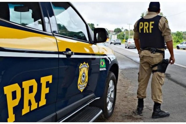 Viatura e oficial da Polícia Rodoviária Federal (PRF)