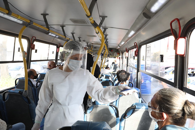 Barreira sanitária tenta conter a expansão do novo coronavírus em Belo Horizonte; profissionais da saúde aferem temperatura de passageiros no transporte público