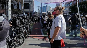 Eles foram acusados de atacar os agentes, de obstrução e de não obedecerem ordens de dispersão; ao menos 21 policiais ficaram feridos