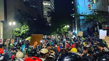 Diversas cidades do pais tiveram atos. Incidentes entre policiais e manifestantes ocorreram em Seattle e Portland. Em Austin, uma pessoa morreu