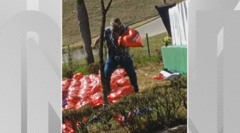 Uma cerimônia foi realizada para relembrar a tragédia ocorrida há um ano e meio. Horas após o evento, um homem vandalizou o local