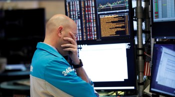 O índice Dow Jones caiu 6,28%, enquanto o S&P 500 perdeu 5,18%. Já a Nasdaq, que reúne as empresas de tecnologia, teve queda menos acentuada, de 4,7