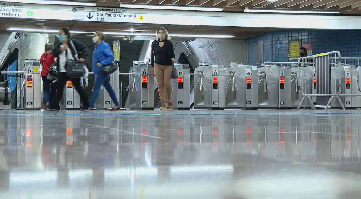 Passageiros do metrô de SP passam pelas catracas após normalização do fluxo: pandemia afetou resultados