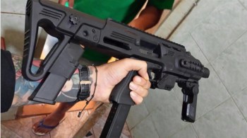 Armas foram encontradas dentro de equipamentos, como rádios, climatizadores e panelas elétricas