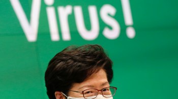 Chefe do executivo, Carrie Lam, diz que nova onda de casos do novo coronavírus deve durar várias semanas; para opositores, governo usa pandemia como desculpa