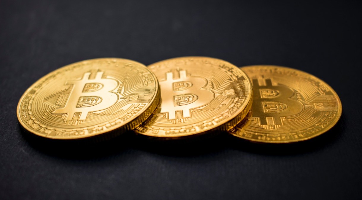 Moedas com símbolo do bitcoin, um dos criptoativos mais conhecidos