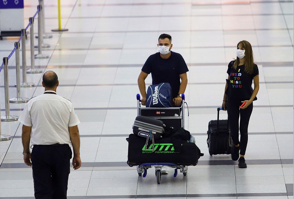 Passageiros com máscaras de proteção contra coronavírus caminham no Aeroporto Internacional de Buenos Aires, na Argentina
