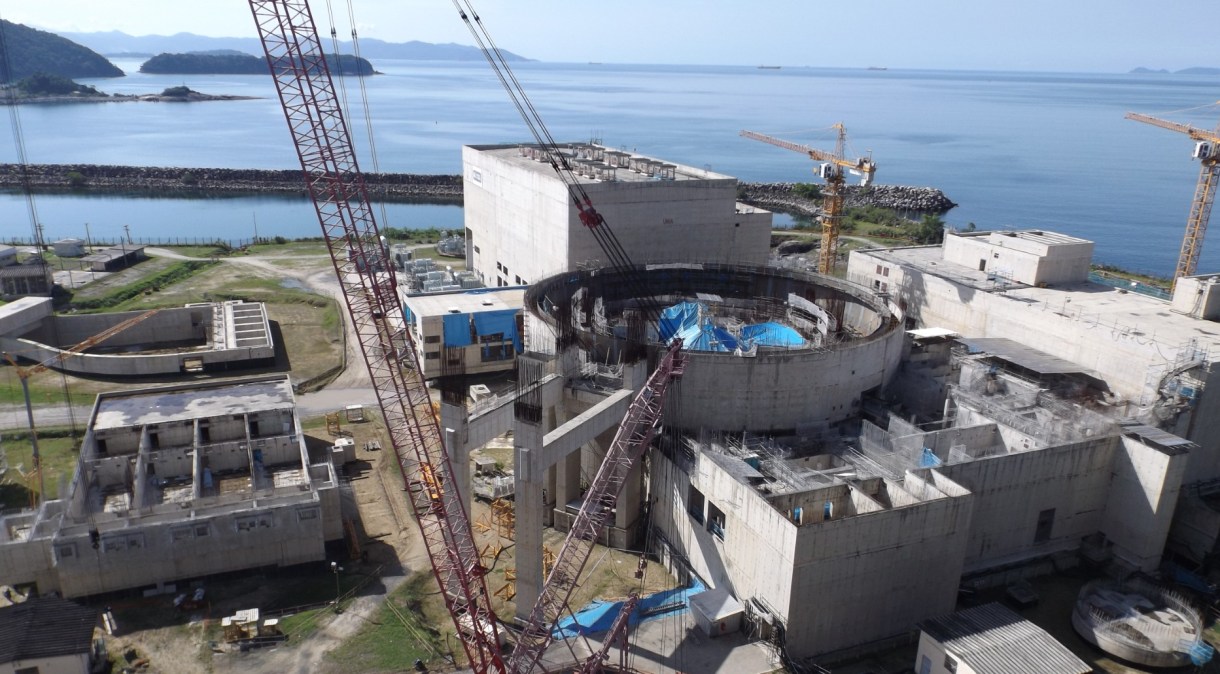Obras da usina nuclear Angra 3, paralisadas desde 2015