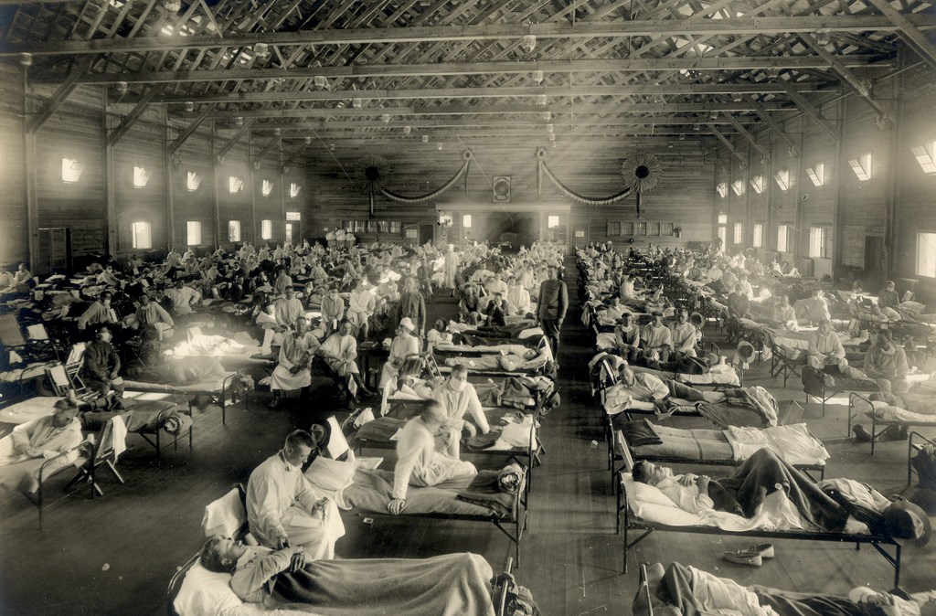 Soldados afetados pela gripe espanhola em hospital no estado do Kansas, EUA, em 1918