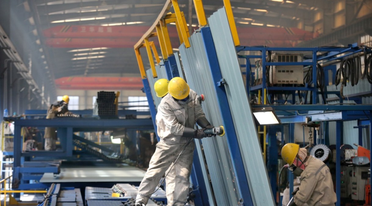 Funcionários de uma fábrica durante o expediente em Nantong, na China (16.mar.2020)
