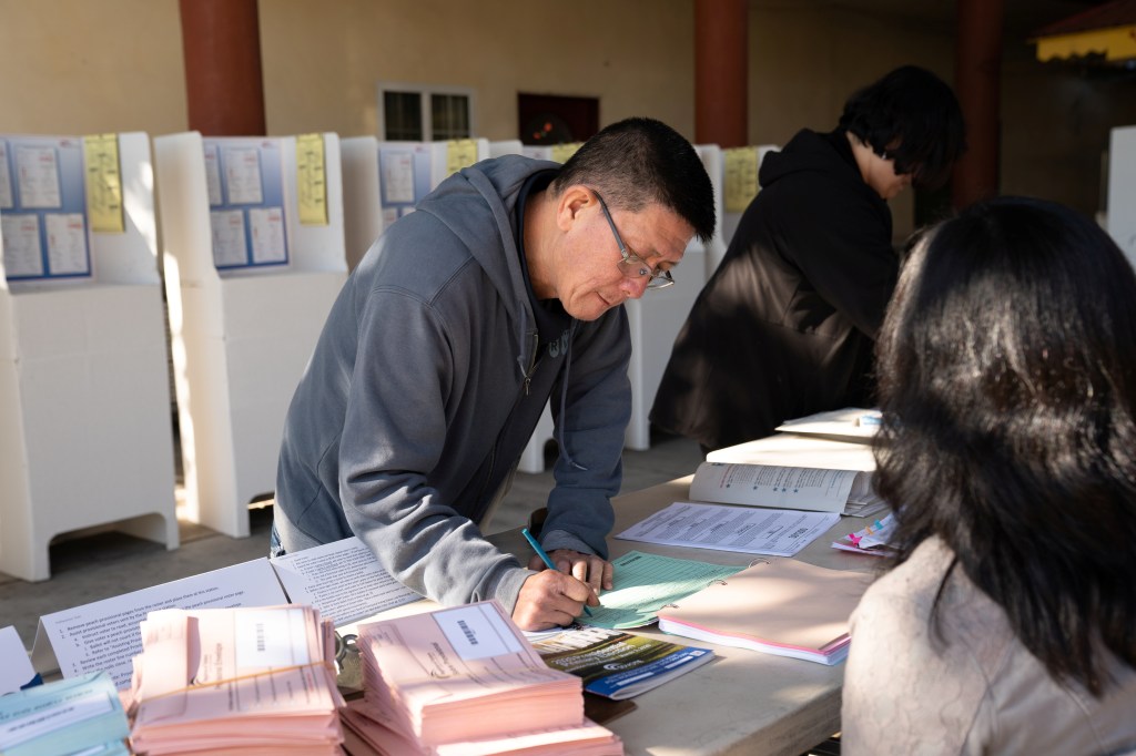 Cidadão americano se registra para votar em San Diego, no estado da Califórnia 