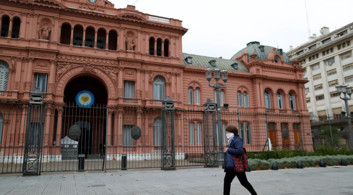Pedestre caminha em frente à Casa Rosada, sede do governo argentino, em Buenos Aires