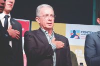 MP da Colômbia acusa o ex-presidente Álvaro Uribe de três crimes