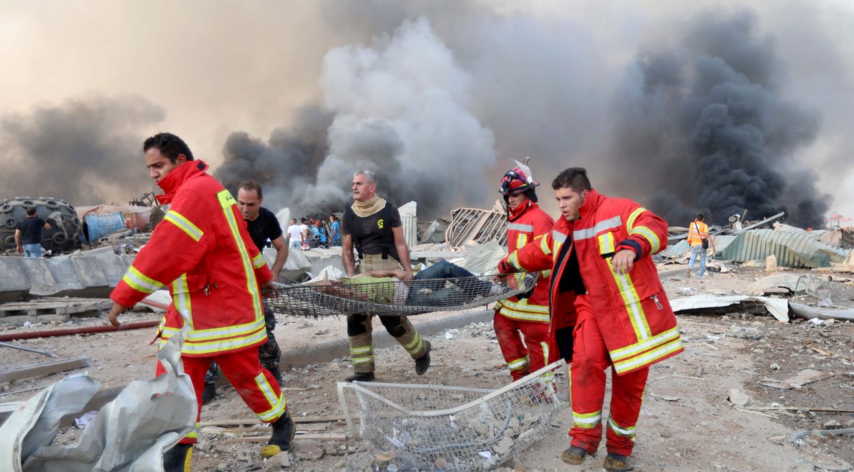 Bombeiros retiram homem ferido do local de explosão em Beirute, no Líbano