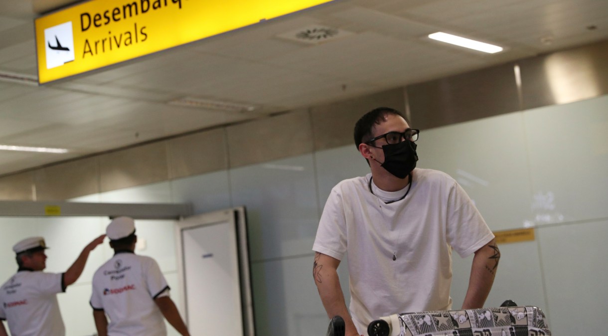 Viajante com máscara chega ao aeroporto de Guarulhos vindo da Europa; para conter efeitos da pandemia, Banco Central aprova pacote de medidas econômicas 