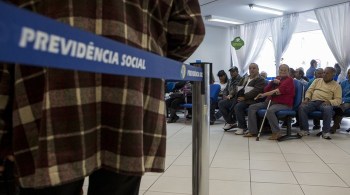 Carlos Lupi diz que governo está “fazendo o que pode” para negociar demandas; servidores ocuparam prédio do instituto em Brasília e defenderam manutenção da greve na terça-feira (24) 