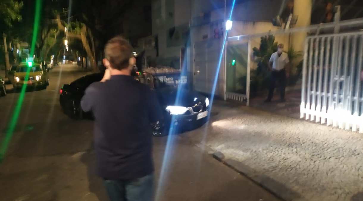 Solto por decisão do STJ, o ex-secretário de Saúde Edmar Santos volta ao apartamento onde mora em Botafogo, no Rio de Janeiro