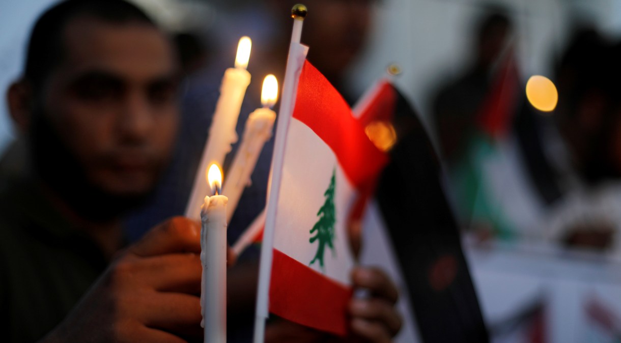 Bandeira libanesa é iluminada com velas