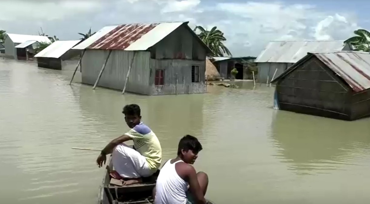 Casas localizadas no distrito de Munshiganj ficaram submersas e o rio Padma transbordou