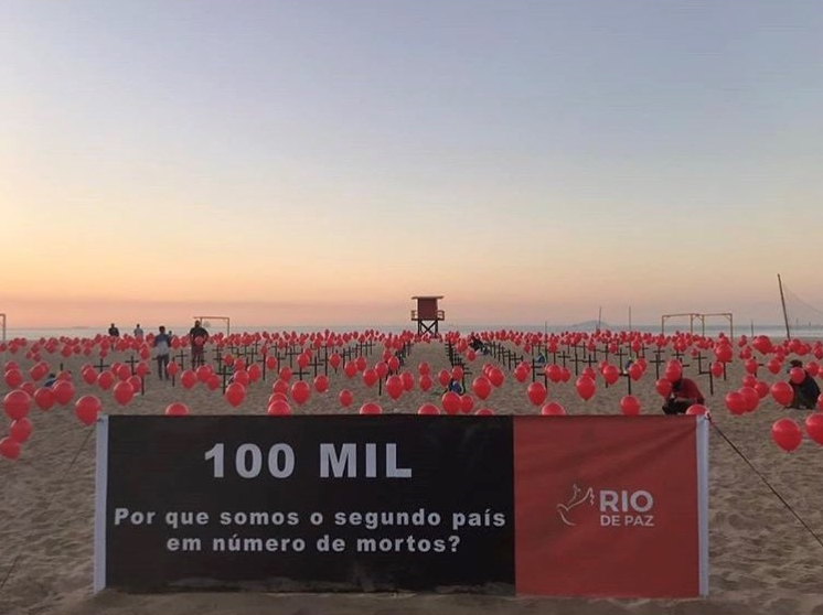 ONG Rio de Paz enche a praia de Copacabana, no Rio de Janeiro, com balões vermelhos para homenagear as 100 mil vítimas de Covid-19 no país