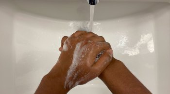Lavar as mãos é essencial, mas há um jeito certo de fazer isso. Também evite aglomerações, ambientes fechados e compartilhar itens pessoais